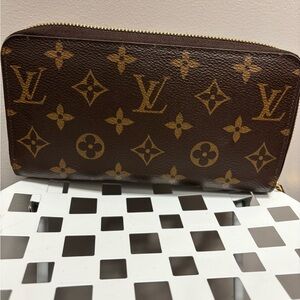 Pre owned authentic Louis Vuitton Brown and Gold Monogram Clutch Zippy wallet
